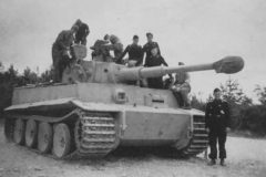 Panzer_VI_Tiger_507_and_crew
