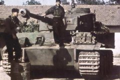 Panzer_VI_Tiger_with_its_crew_color_photo