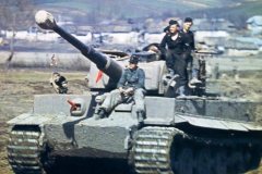 Panzer_VI_Tiger_with_its_crew_color_photo_2