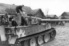 Russia-Mid_Panzer_VI_Tiger_I_in_Ortschaft_1