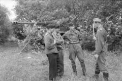 Russia_Panzersoldaten_vor_getarntem_Panzer_1