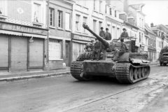 Tiger_I_tank_France_1944_7