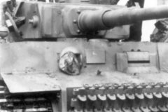 Tiger_Offiziere_bei_Inspektion_Panzer_VI_Tiger_I