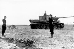Tiger_Russia_Panzersoldat_Oberleutnant_Knauth_photo