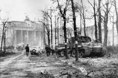 Tiger_of_the_Panzerabteilung_Muncheberg_Berlin_1945_Brandenburger_Tor