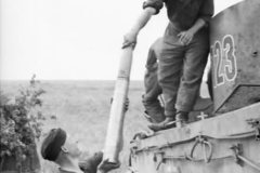 Tiger_tank_number_123_crew