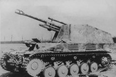 Leichte_Feldhaubitze_18-2_auf_Fahrgestell_Panzerkampfwagen_II_Sf